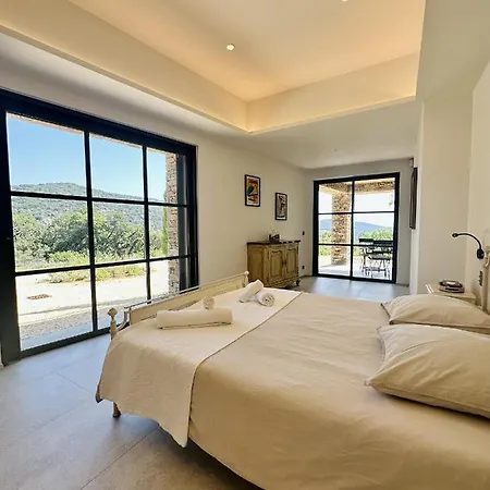 Le Mas Saint Michel Bed & Breakfast 4*